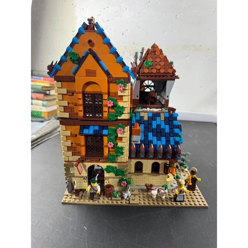 Jie Star Medieval Scholars Retreat and Alchemist Shop Building Set with 8 Mini